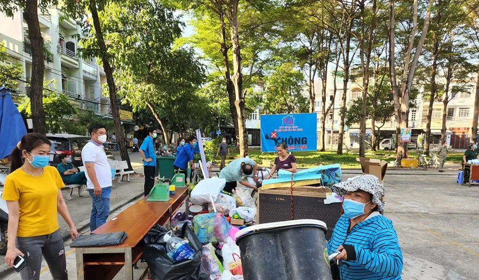 Đổi rác sinh hoạt lấy nhu yếu phẩm thiết yếu