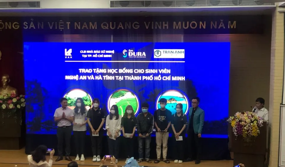  Trao học bổng cho sinh viên nghèo vượt khó 