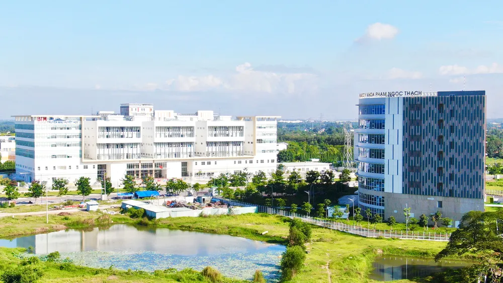 Bệnh viện Truyền máu Huyết học cơ sở 2 (trái) và Trường Đại học Y khoa Phạm Ngọc Thạch (phải) là những dự án của TPHCM được thực hiện từ nguồn vốn đầu tư công. Ảnh: HOÀNG HÙNG