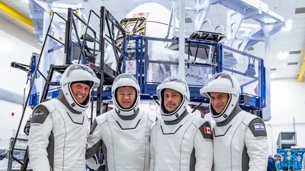 Phi hành đoàn dân sự đầu tiên được SpaceX đưa lên Trạm Vũ trụ quốc tế ISS và đưa về trái đất an toàn hồi tháng 4-2022. Ảnh: AP