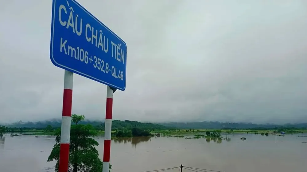 Mưa lớn gây ngập lụt trên diện rộng tại xã Châu Tiến (huyện Quỳ Châu, Nghệ An). Ảnh: DUY CƯỜNG