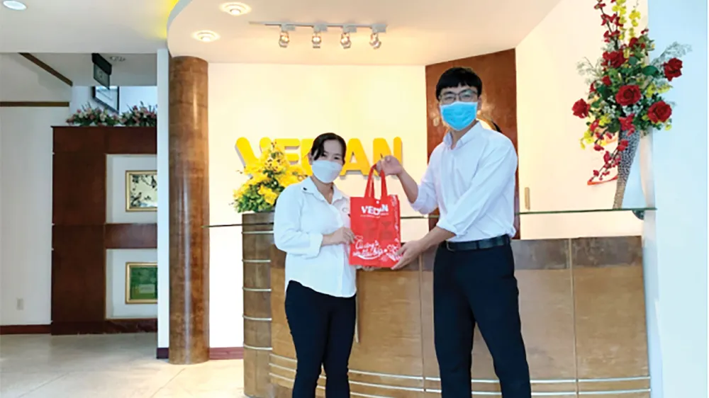 Một phụ huynh là CBCNV Vedan Việt Nam đang nhận quà cho con em của mình
