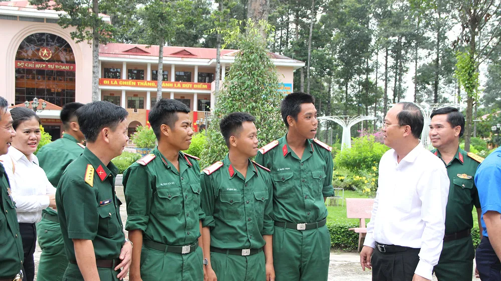 Đồng chí Nguyễn Hồ Hải thăm, động viên chiến sĩ Sư đoàn 9