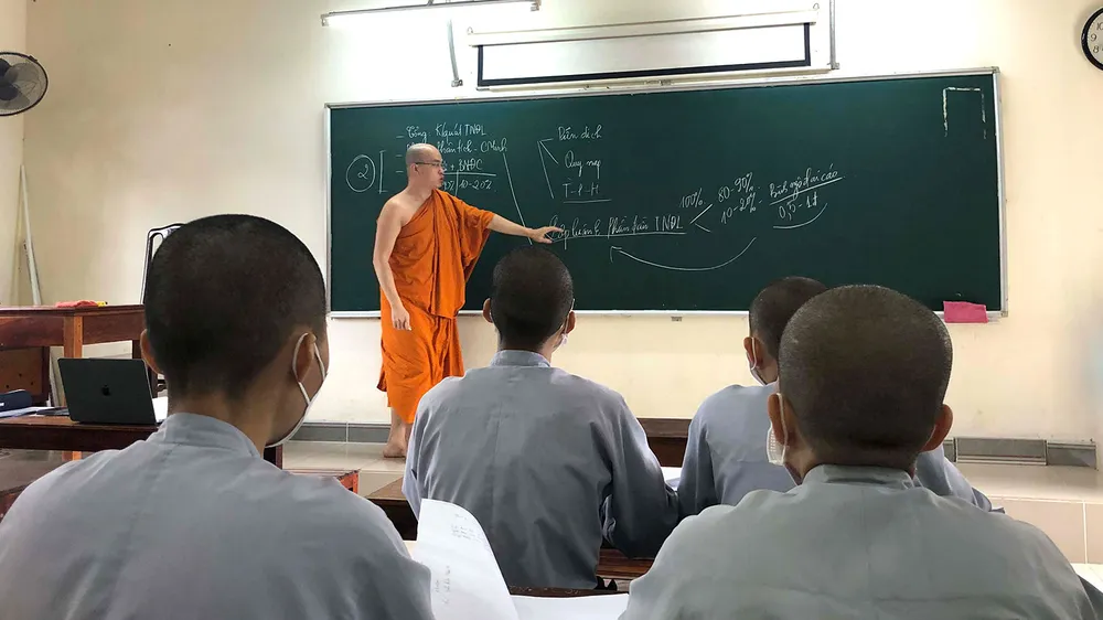 Sư Minh Giải giảng dạy môn Ngữ văn tại chùa Huyền Không