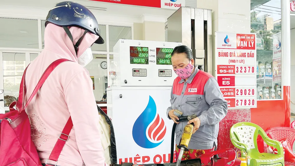 Người dân đổ xăng tại trạm xăng dầu Hiệp Quế (huyện Nhà Bè, TPHCM), chiều tối 13-6. Ảnh: HOÀNG HÙNG