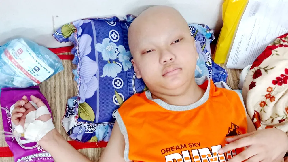 Hiện bé Đăng đã bị liệt nửa người, cơ thể thường xuyên đau nhức, không ăn uống được