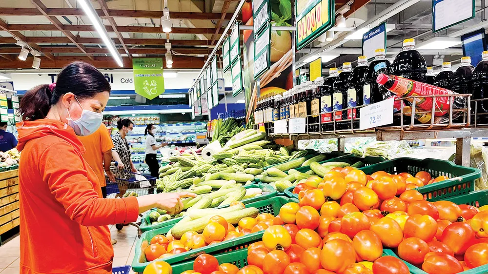 Người dân chọn mua thực phẩm tại siêu thị Co.opmart Nguyễn Kiệm (quận Phú Nhuận) chiều 13-6