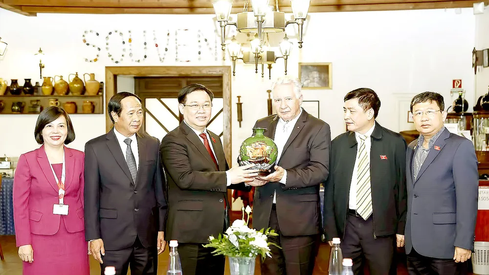 Chủ tịch Quốc hội Vương Đình Huệ tặng Phó Chủ tịch Quốc hội Hungary Istvan Jakab quà lưu niệm. Ảnh: TTXVN