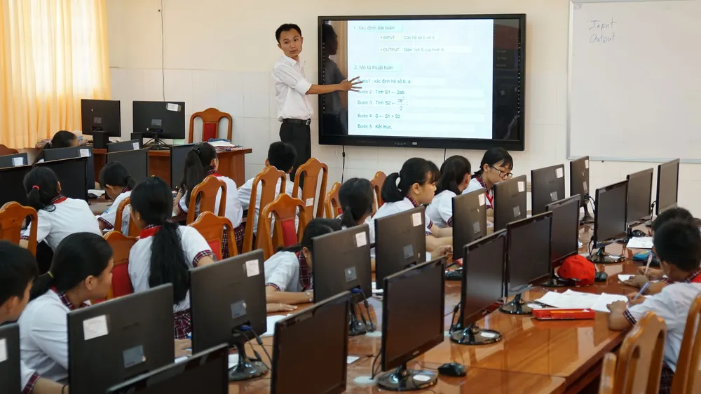 Phòng lab của Trường THCS-THPT Thạnh An (Cần Giờ) trang bị màn hình cảm ứng đa phương tiện. Ảnh: HOÀNG HÙNG
