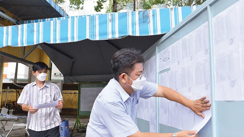 Niêm yết danh sách thí sinh tại điểm thi Trường THCS Hồng Bàng, quận 5, TPHCM. Ảnh: CAO THĂNG