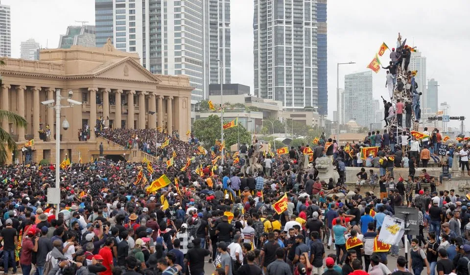 Người biểu tình tràn vào dinh Tổng thống Sri Lanka vào ngày 9-7-2022. Ảnh: REUTERS
