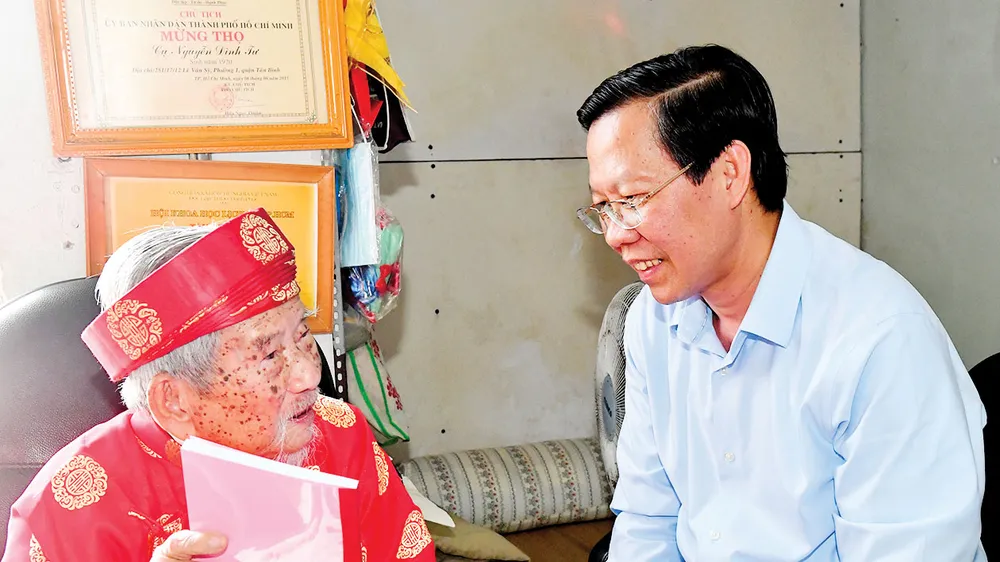 Chủ tịch UBND TPHCM Phan Văn Mãi trao đổi cùng nhà nghiên cứu Nguyễn Đình Tư. Ảnh: VIỆT DŨNG
