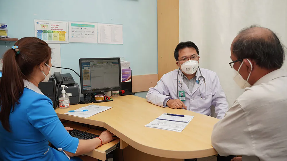 Bác sĩ tư vấn chế độ dinh dưỡng cho người nhà của bệnh nhân