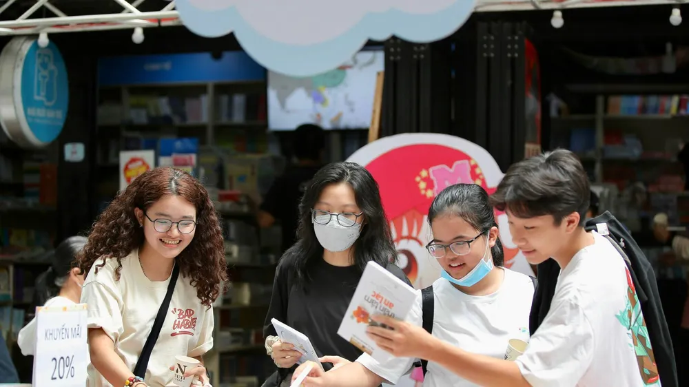 Trẻ em tham quan, mua sắm tại Hội sách Thiếu nhi TPHCM. Ảnh: DŨNG PHƯƠNG