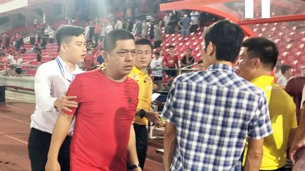 CĐV quá khích của Hải Phòng có hành động xấu đối với trọng tài Hoàng Ngọc Hà trên sân Lạch Tray tối 19-7. Ảnh: P.NGUYỄN
