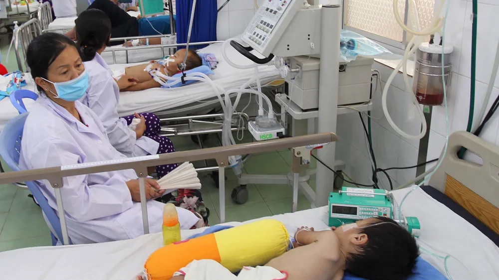 Bé N.H.N. (4 tuổi, ngụ tại TPHCM) nằm điều trị tại bệnh viện do té ngã Ảnh: HOÀNG HÙNG