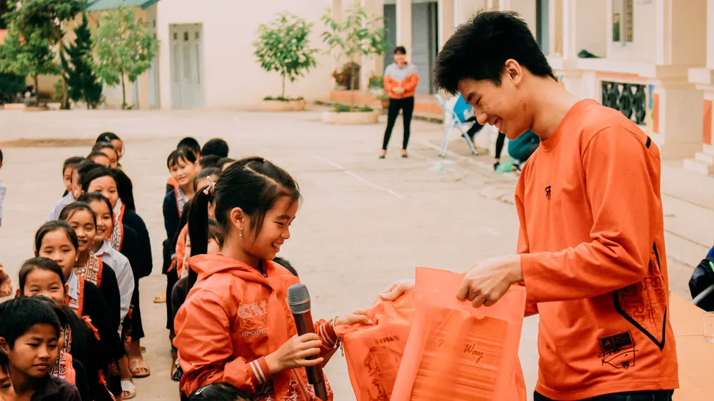 Nhóm Vòng tròn sách tổ chức tặng sách cho các em nhỏ tại một trường học ở tỉnh Thái Nguyên