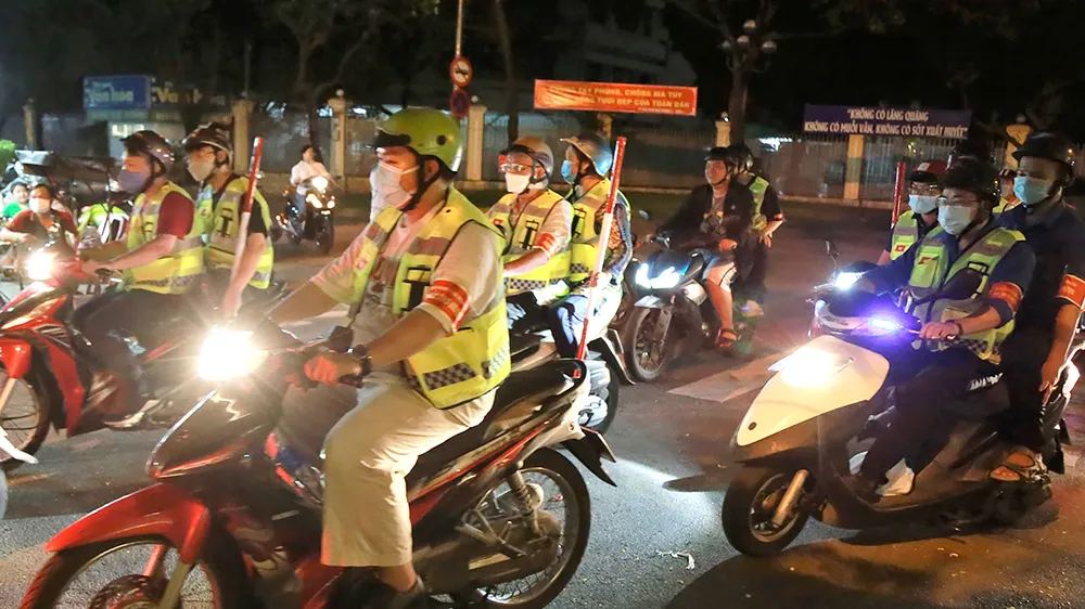 Tổ nhân dân tuần tra của phường 8 (quận 5, TPHCM) tuần tra đảm bảo an ninh trật tự trên địa bàn