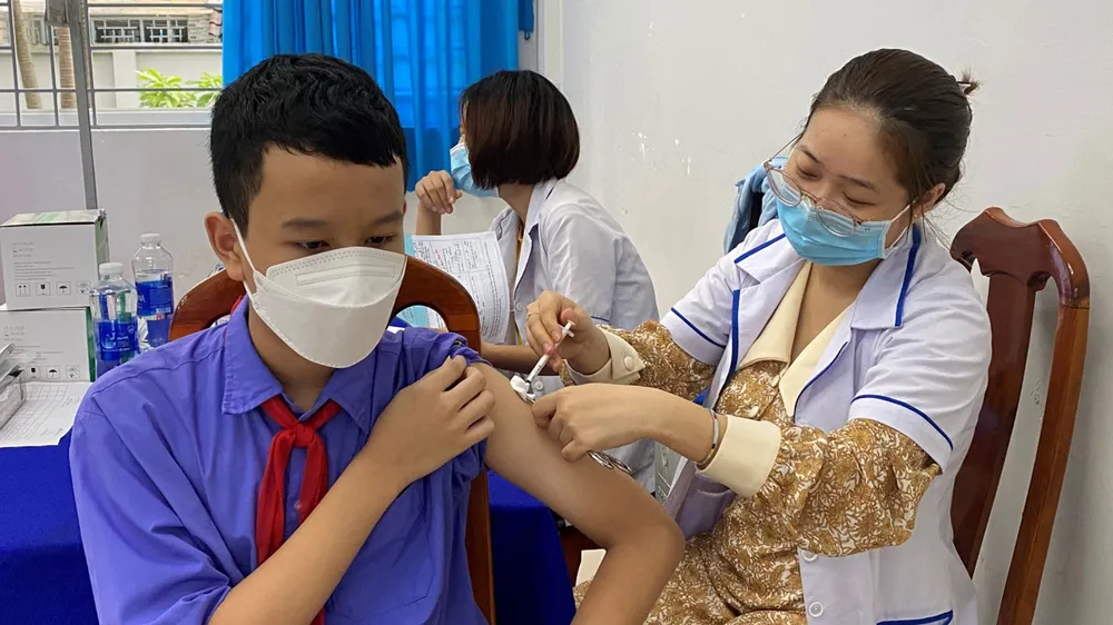 Nhân viên y tế tiêm vaccine Covid-19 cho học sinh