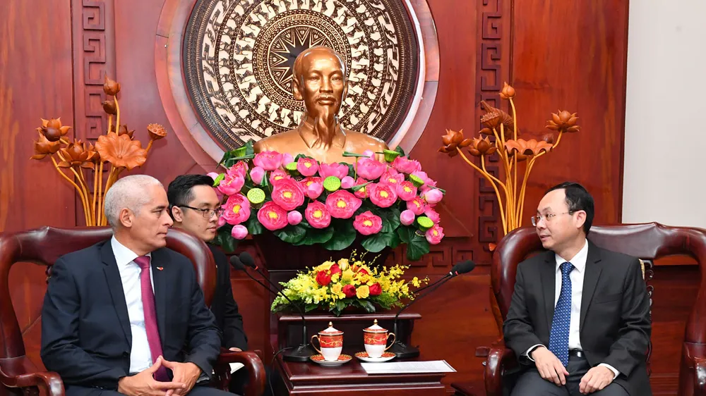 Phó Bí thư Thành ủy TPHCM Nguyễn Văn Hiếu tiếp Thứ trưởng Thứ Nhất Bộ Ngoại giao Cuba Gerardo Peñalver Portal. Ảnh: VIỆT DŨNG