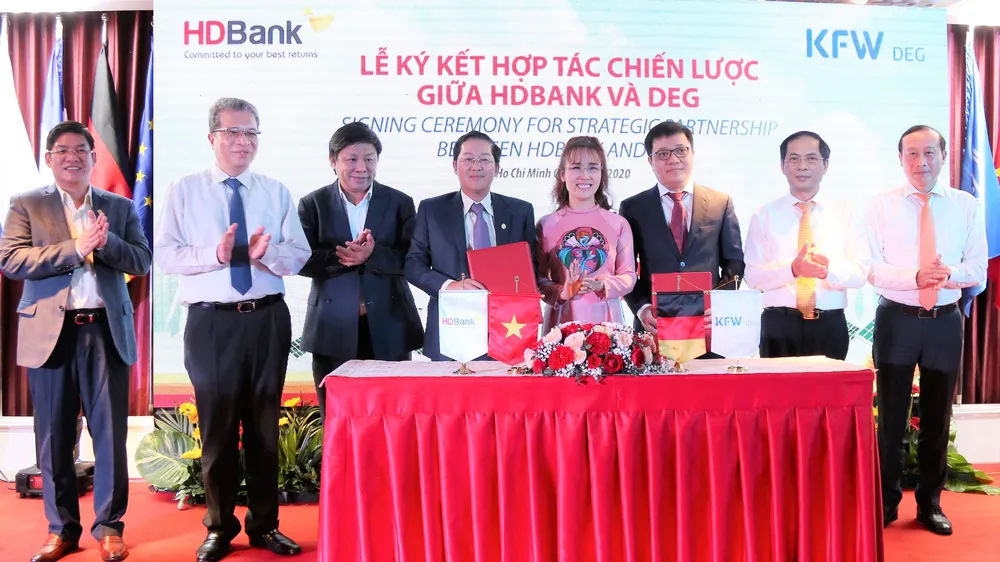 ​ HDB ký kết hợp đồng phát hành trái phiếu chuyển đổi và hợp tác chiến lược với DEG vào năm 2020