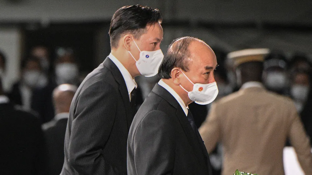 Chủ tịch nước Nguyễn Xuân Phúc đặt hoa tưởng niệm cố Thủ tướng Nhật Bản Shinzo Abe. Ảnh: AFP/TTXVN