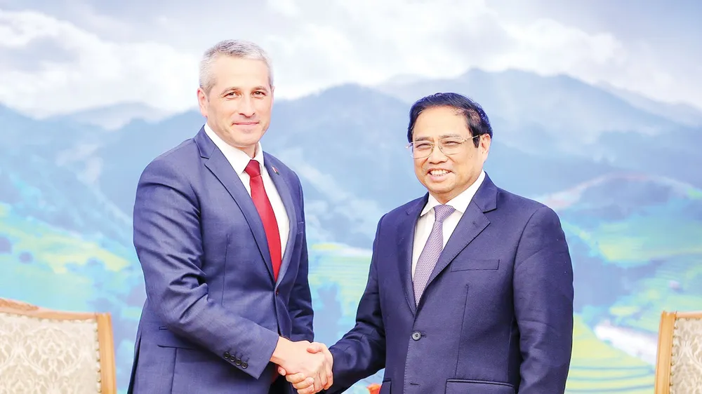 Thủ tướng Phạm Minh Chính tiếp ngài Uladzimir Baravikou, Đại sứ Đặc mệnh toàn quyền nước Cộng hòa Belarus tại Việt Nam. Ảnh: ĐOÀN BẮC