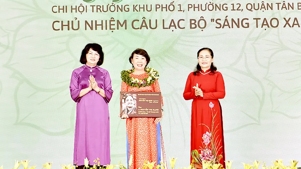 Nguyên Phó Chủ tịch nước Đặng Thị Ngọc Thịnh và Chủ tịch HĐND TPHCM Nguyễn Thị Lệ trao tặng giải thưởng Nguyễn Thị Định cho các gương phụ nữ tiêu biểu. Ảnh: CAO THĂNG