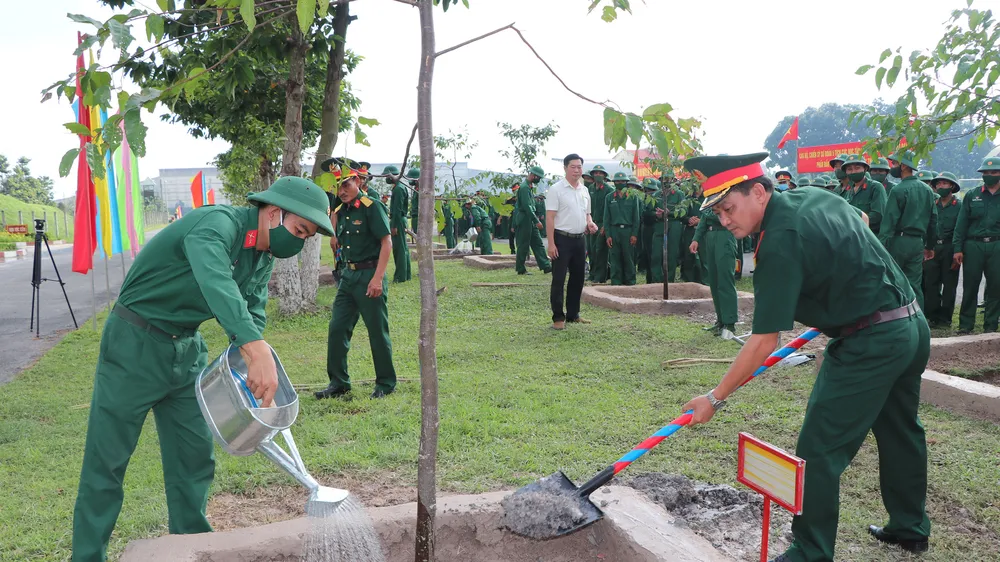 Các cơ quan, đơn vị lực lượng vũ trang Quân khu 7 tích cực trồng cây xanh tạo cảnh quan trong đơn vị, gắn liền bảo vệ môi trường