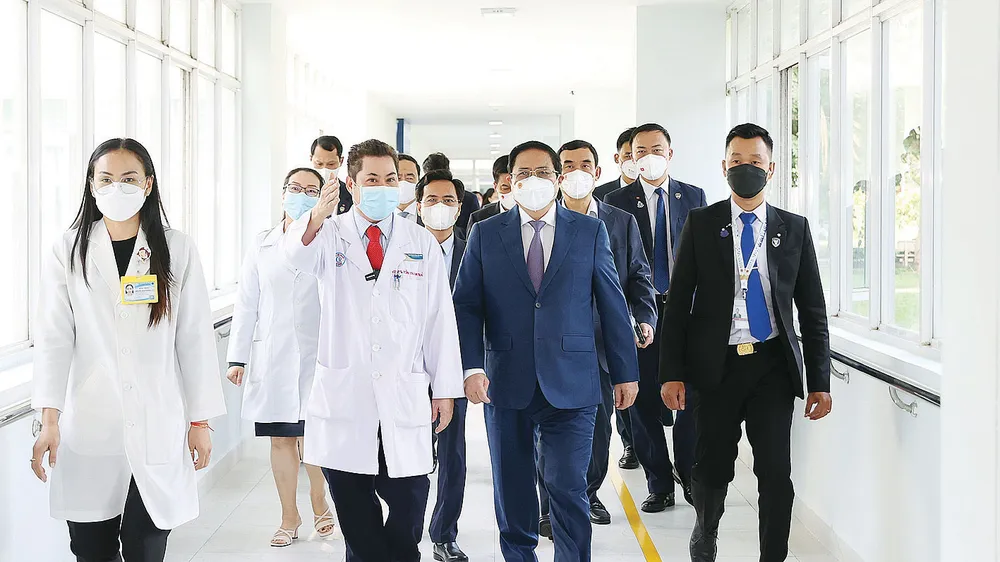 Thủ tướng Phạm Minh Chính đến thăm Bệnh viện Chợ Rẫy - Phnom Penh. Ảnh: TTXVN