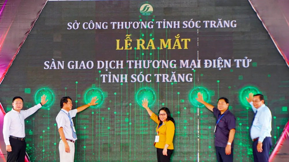 Lãnh đạo tỉnh Sóc Trăng thực hiện nghi thức ra mắt Sàn giao dịch thương mại điện tử tỉnh