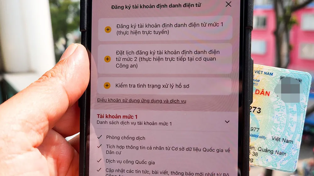 Việc đăng ký VNeID vẫn chưa thuận lợi nên rất cần đơn vị phát triển tiếp tục hoàn thiện ứng dụng này, nhất là kết nối dữ liệu. Ảnh: TẤN BA