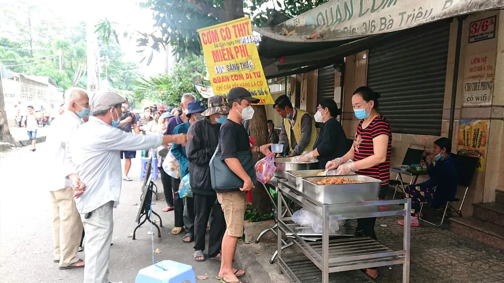 Phục vụ cơm miễn phí cho hơn 200 người có hoàn cảnh khó khăn đang nuôi bệnh nhân