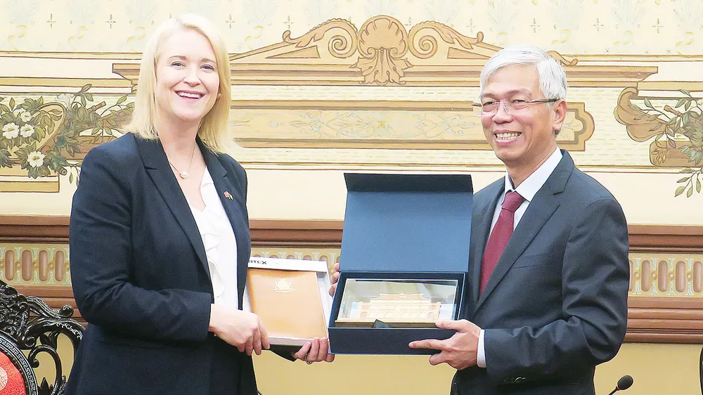 Phó Chủ tịch UBND TPHCM Võ Văn Hoan tặng bà Nicole Manison, Phó Thủ hiến bang Bắc Australia, quà lưu niệm