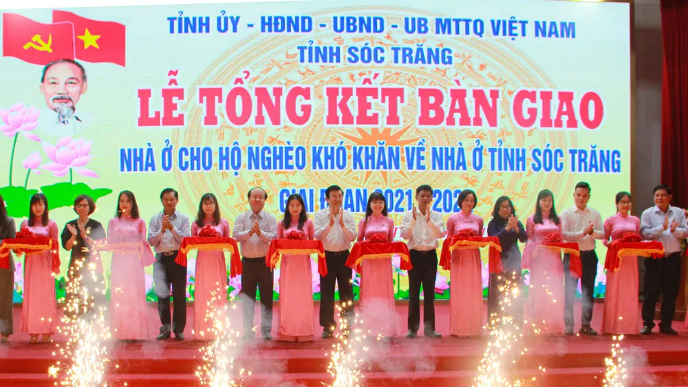 Lãnh đạo tỉnh Sóc Trăng thực hiện nghi thức bàn giao 3.496 căn nhà cho hộ nghèo trên địa bàn tỉnh