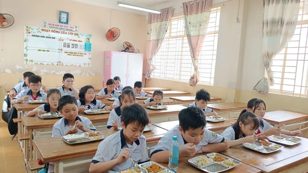 Trường Tiểu học Phan Đình Phùng (quận 3, TPHCM) đảm bảo chất lượng bữa ăn bán trú cho học sinh Ảnh: THU TÂM