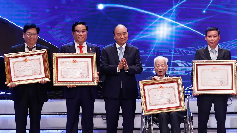 Chủ tịch nước Nguyễn Xuân Phúc trao Giải thưởng Hồ Chí Minh về Khoa học và Công nghệ cho tác giả, đại diện tác giả, đại diện đồng tác giả của 12 công trình, cụm công trình. Ảnh: TTXVN