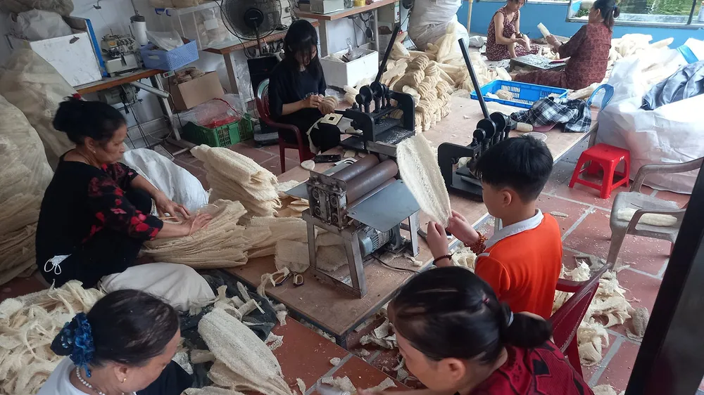 Anh Tạ Quý Tôn (ảnh nhỏ) và xưởng gia công và sản xuất xơ mướp tạo việc làm cho người lao động địa phương