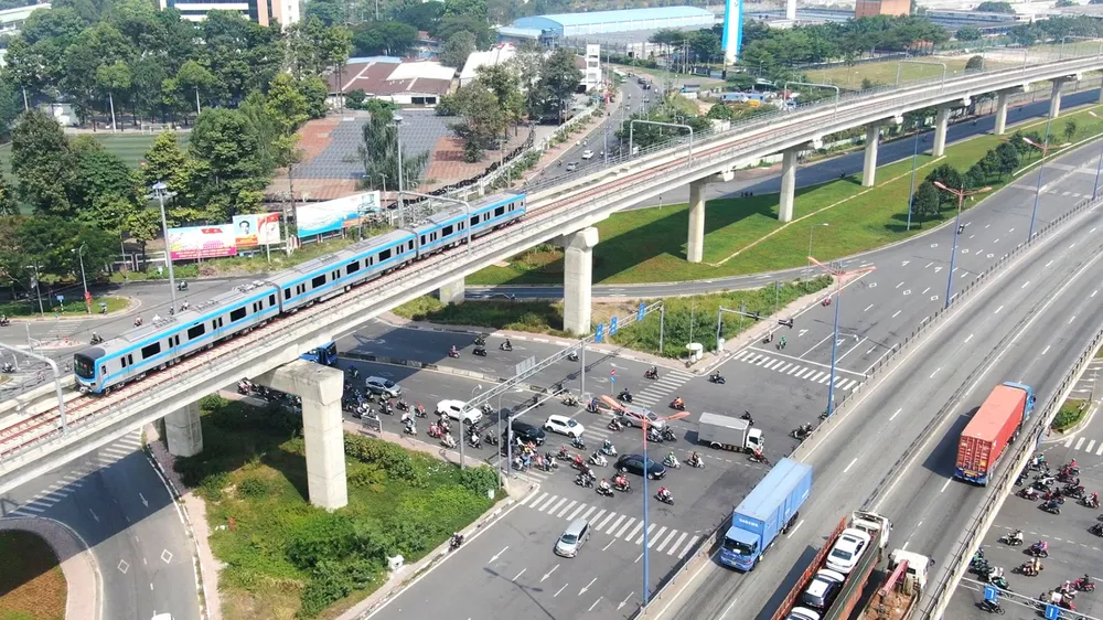 Tuyến metro số 1 sẽ đưa vào vận hành vào năm 2023. Trong ảnh, tàu chạy thử nghiệm trên tuyến metro số 1. Ảnh: HOÀNG HÙNG