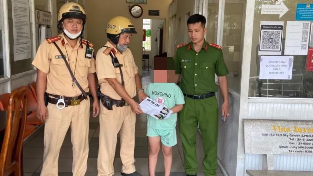 CSGT TPHCM bàn giao bé gái cho Công an phường Tân Phong để liên hệ với gia đình