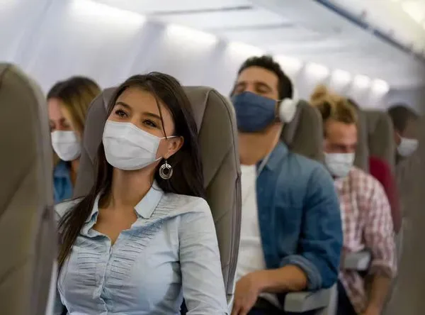 WHO khuyến cáo đeo khẩu trang trên máy bay đường dài