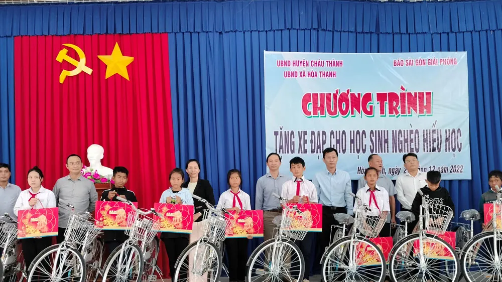 Báo SGGP phối hợp với UBND huyện Châu Thành, tỉnh Tây Ninh tặng xe đạp cho học sinh khó khăn vươn lên học tốt