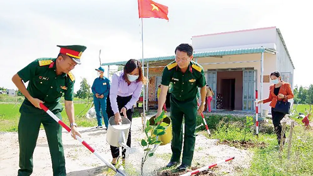 Lãnh đạo Bộ Chỉ huy Quân sự tỉnh Long An trồng cây xanh, tạo cảnh quan tại điểm dân cư liền kề chốt dân quân biên giới xã Bình Hiệp, thị xã Kiến Tường, tỉnh Long An