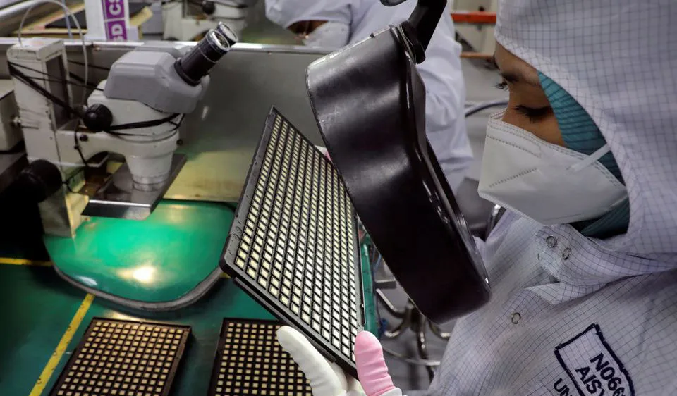 Công nhân kiểm tra sản phẩm tại một nhà máy sản xuất chip ở Malaysia