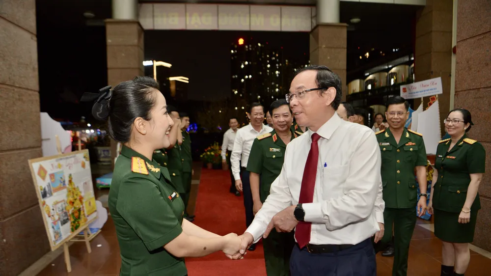 Bí thư Thành ủy TPHCM Nguyễn Văn Nên thăm, động viên các đơn vị đêm giao thừa