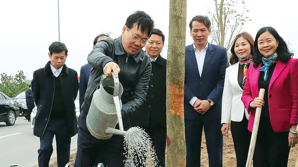 Thường trực Ban Bí thư Võ Văn Thưởng và các đại biểu tham gia trồng cây tại TP Hưng Yên, tỉnh Hưng Yên. Ảnh: TTXVN