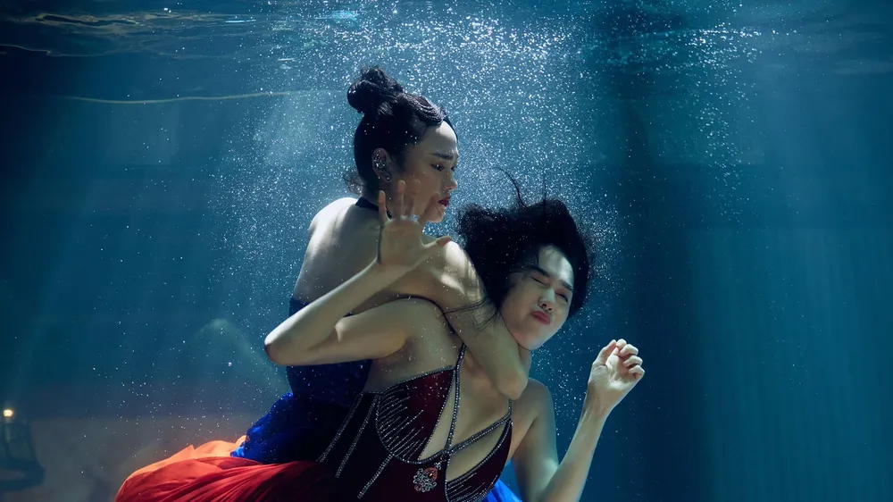 Các đoạn video clip quan trọng trong phim Chị chị em em 2 được quay lại và đăng tải lên nền tảng TikTok