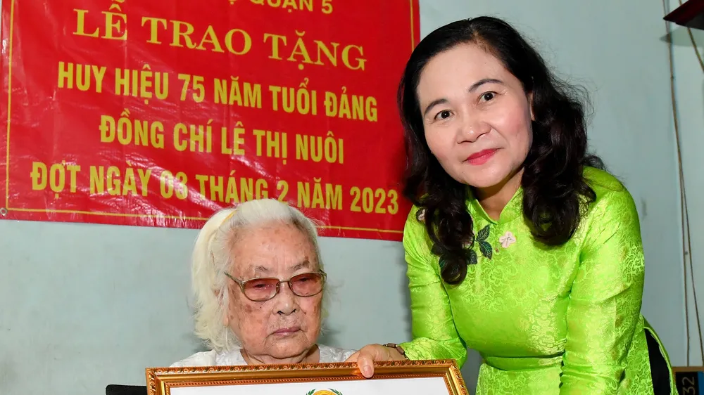 Chủ tịch HĐND TPHCM Nguyễn Thị Lệ trao Huy hiệu Đảng tại quận 5