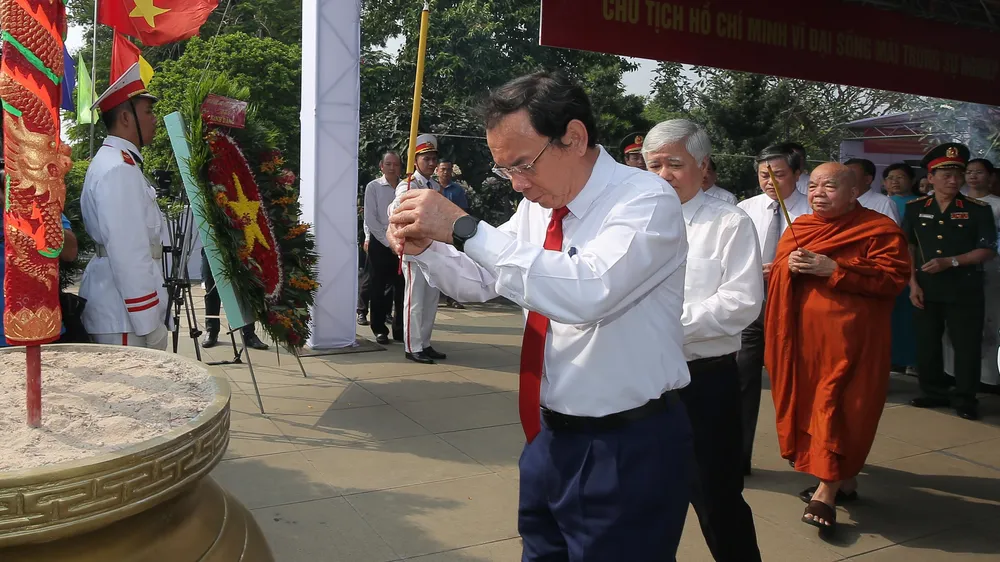 Lãnh đạo TPHCM dâng hương, dâng hoa đồng chí Huỳnh Tấn Phát