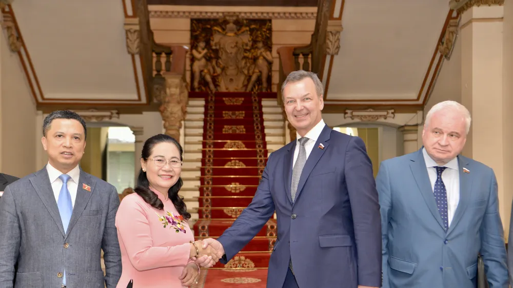 Bà Nguyễn Thị Lệ, Chủ tịch HĐND TPHCM tiếp ông Andrei Vladimirovich Yatskin, Phó Chủ tịch thứ nhất Hội đồng Liên bang Nga. Ảnh: CAO THĂNG
